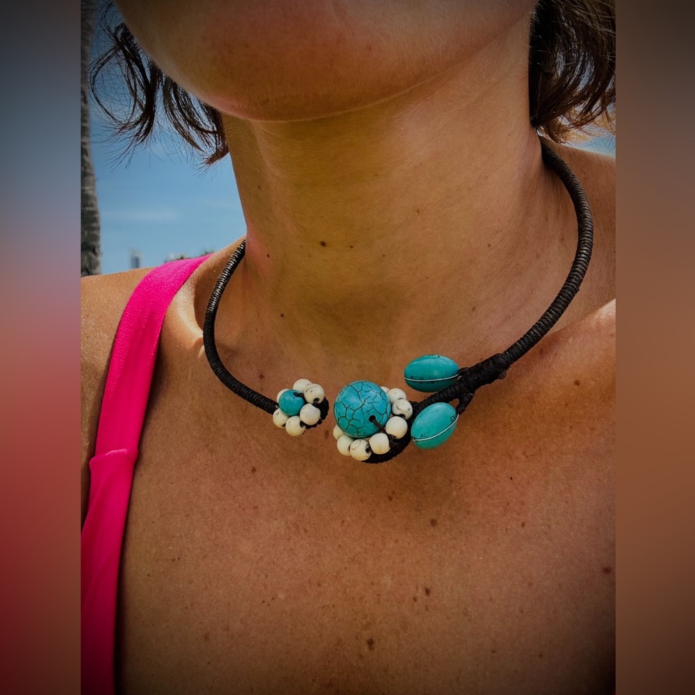Adjustable necklace with a special design with turquoise flowers.